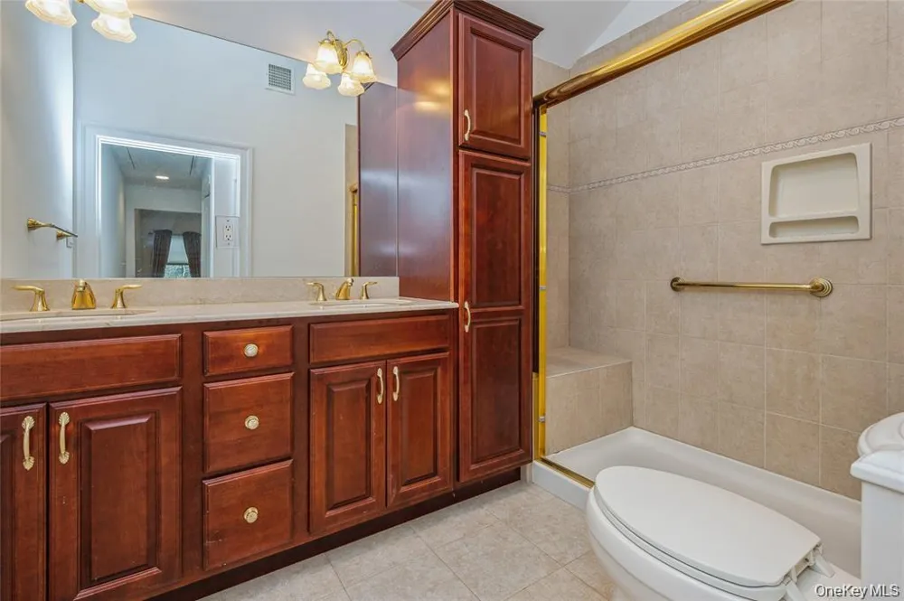 22 Meadow Court Oakdale, NY 11769