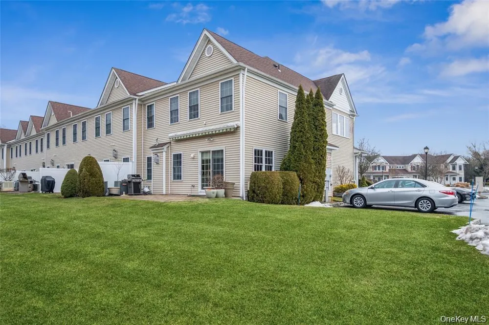 22 Meadow Court Oakdale, NY 11769