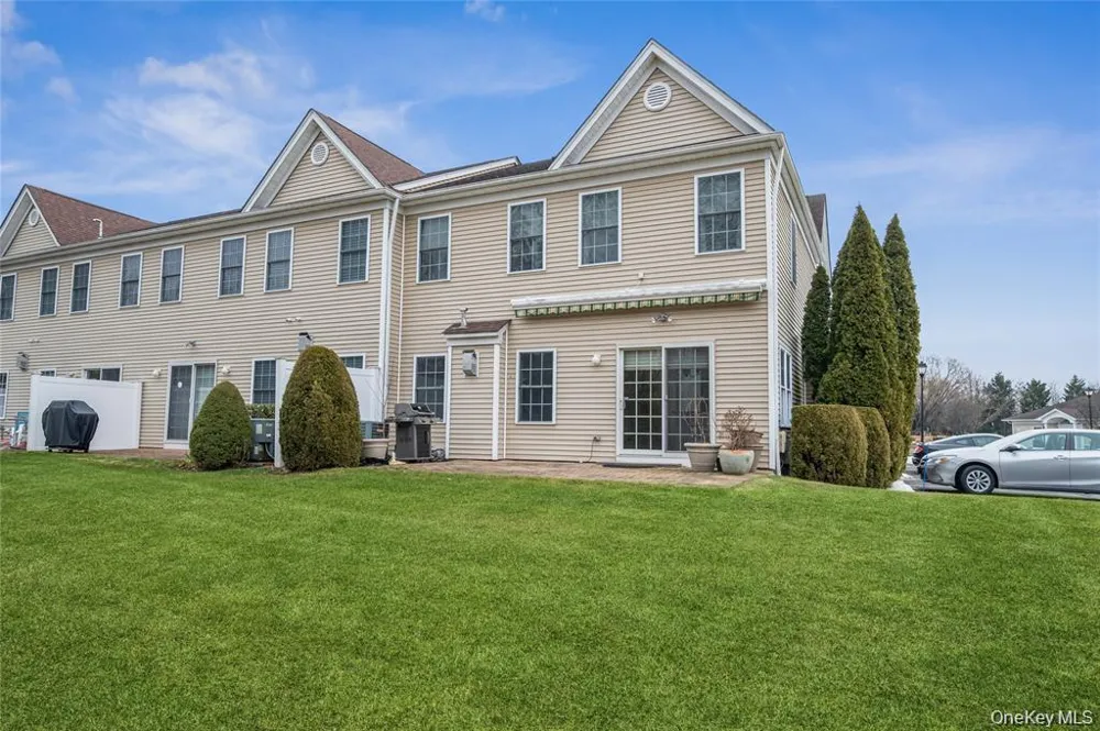22 Meadow Court Oakdale, NY 11769