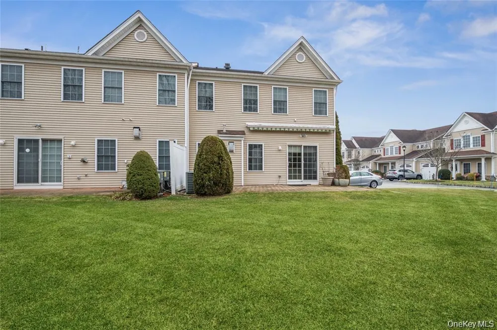22 Meadow Court Oakdale, NY 11769