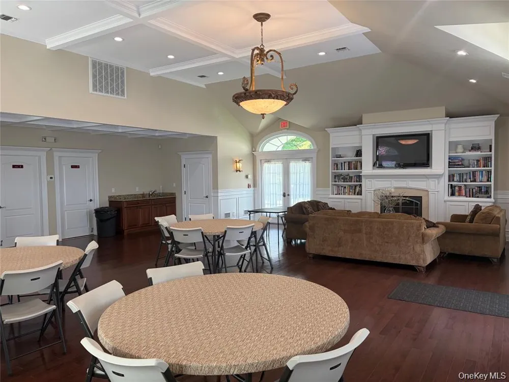 22 Meadow Court Oakdale, NY 11769