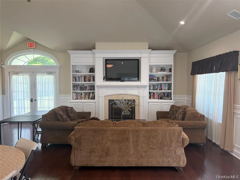 22 Meadow Court Oakdale, NY 11769