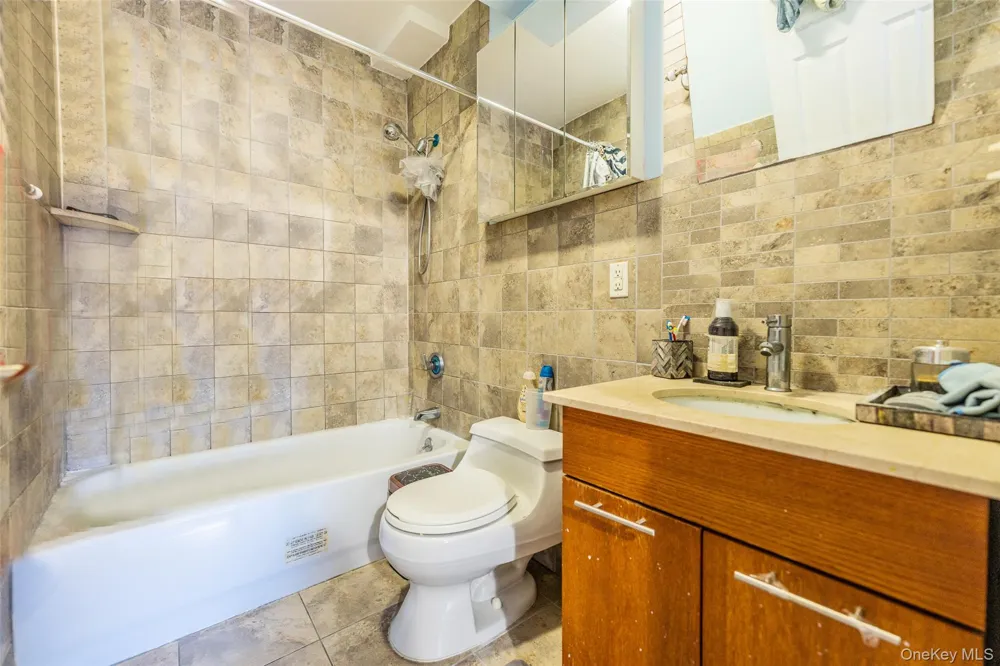 71-19 162 STREET #3D Fresh Meadows, NY 11365
