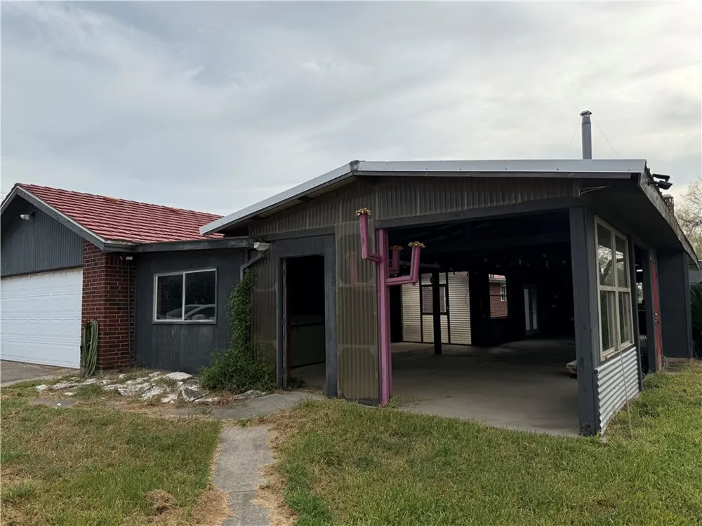 718 E County Road 2340 Riviera, TX 78379