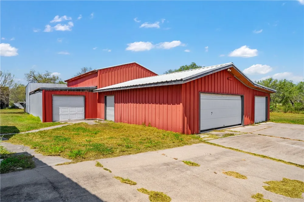 718 E County Road 2340 Riviera, TX 78379