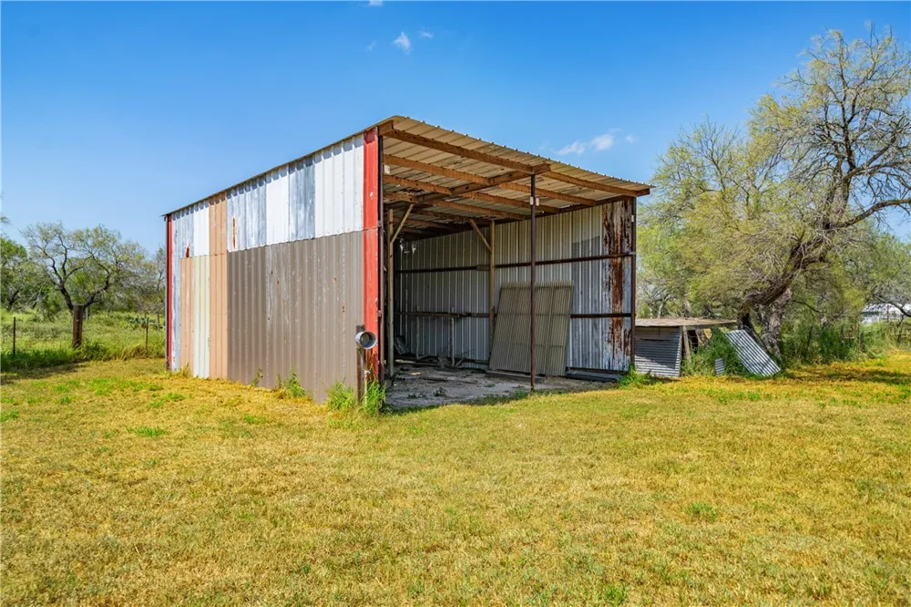 718 E County Road 2340 Riviera, TX 78379