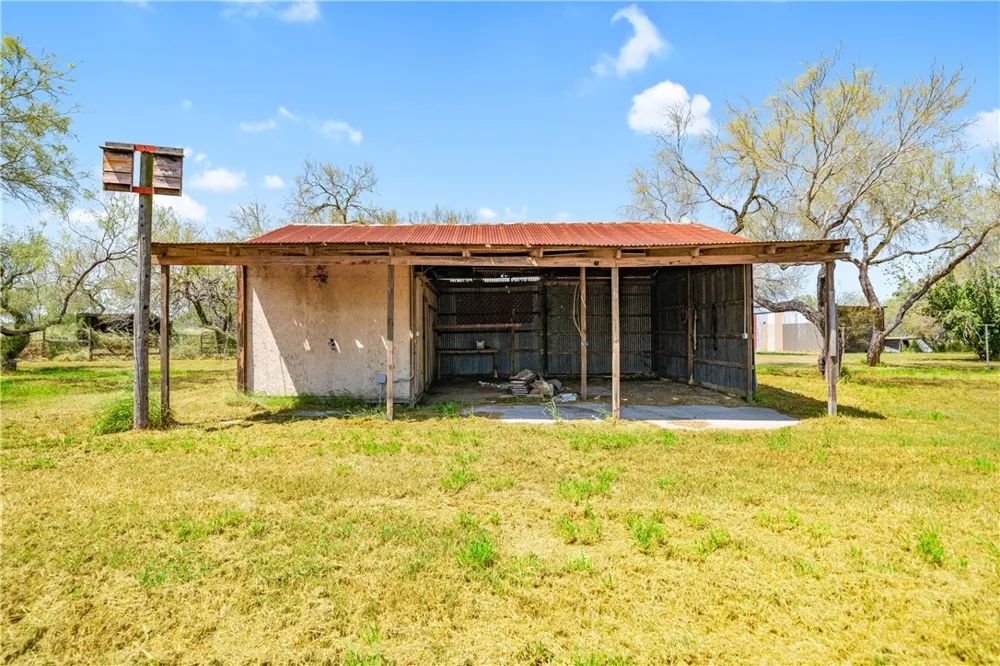 718 E County Road 2340 Riviera, TX 78379