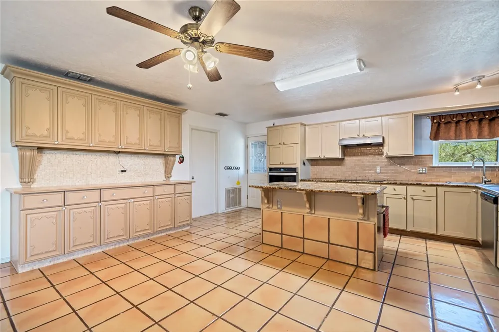 718 E County Road 2340 Riviera, TX 78379