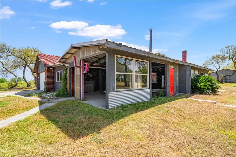 718 E County Road 2340 Riviera, TX 78379