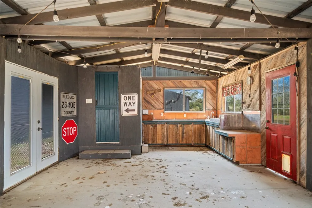 718 E County Road 2340 Riviera, TX 78379
