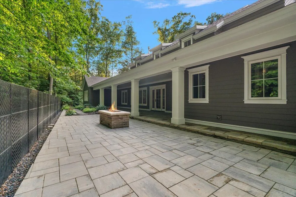 317 Lakeshore Drive Holland, MI 49424