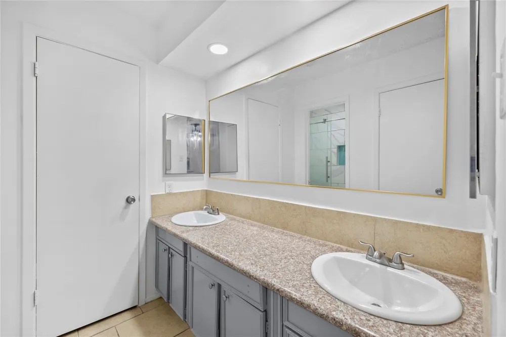 6517 S Briar Bayou Drive Houston, TX 77072