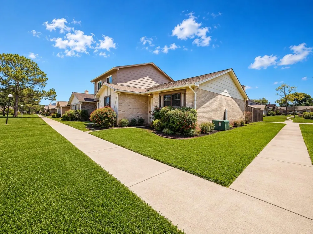 6517 S Briar Bayou Drive Houston, TX 77072