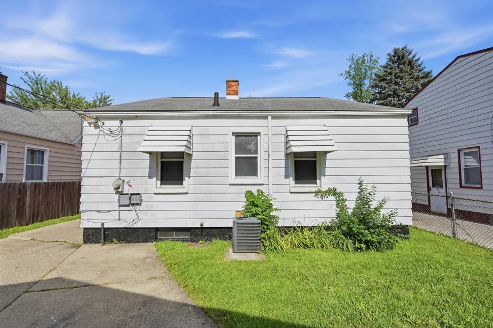 20435 Norborne Redford, MI 48240