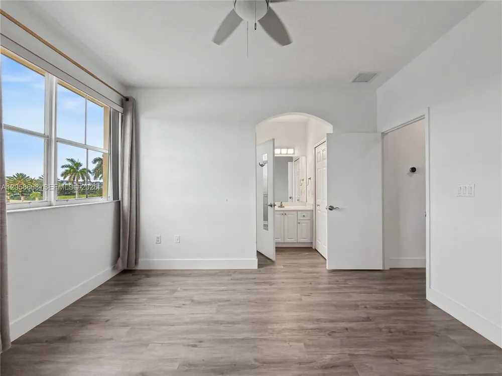 10573 SW 6th St #1206 Pembroke Pines, FL 33025