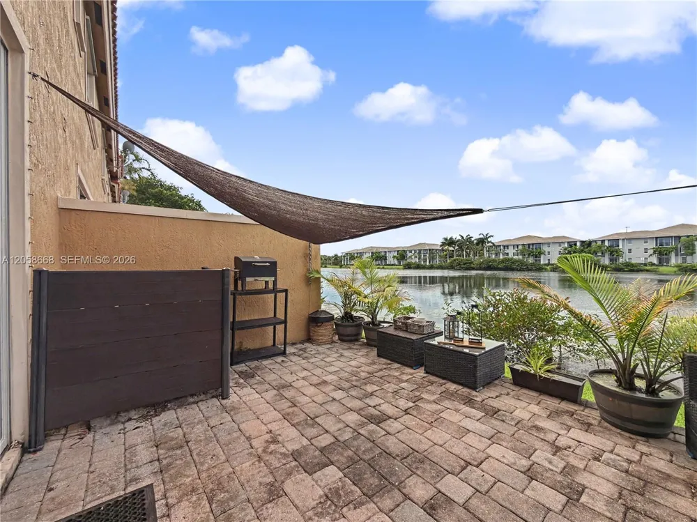 10573 SW 6th St #1206 Pembroke Pines, FL 33025