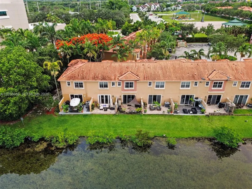 10573 SW 6th St #1206 Pembroke Pines, FL 33025