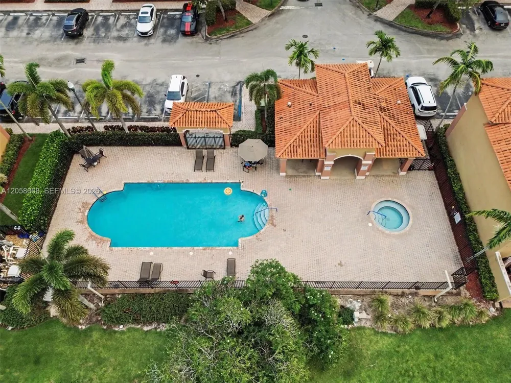 10573 SW 6th St #1206 Pembroke Pines, FL 33025