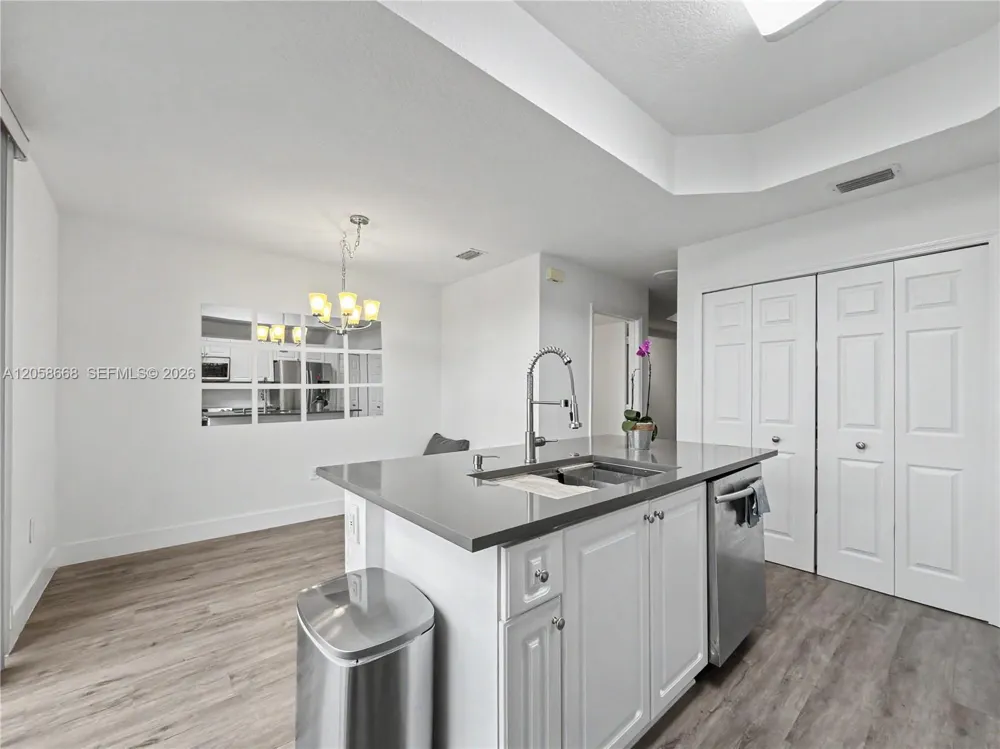 10573 SW 6th St #1206 Pembroke Pines, FL 33025