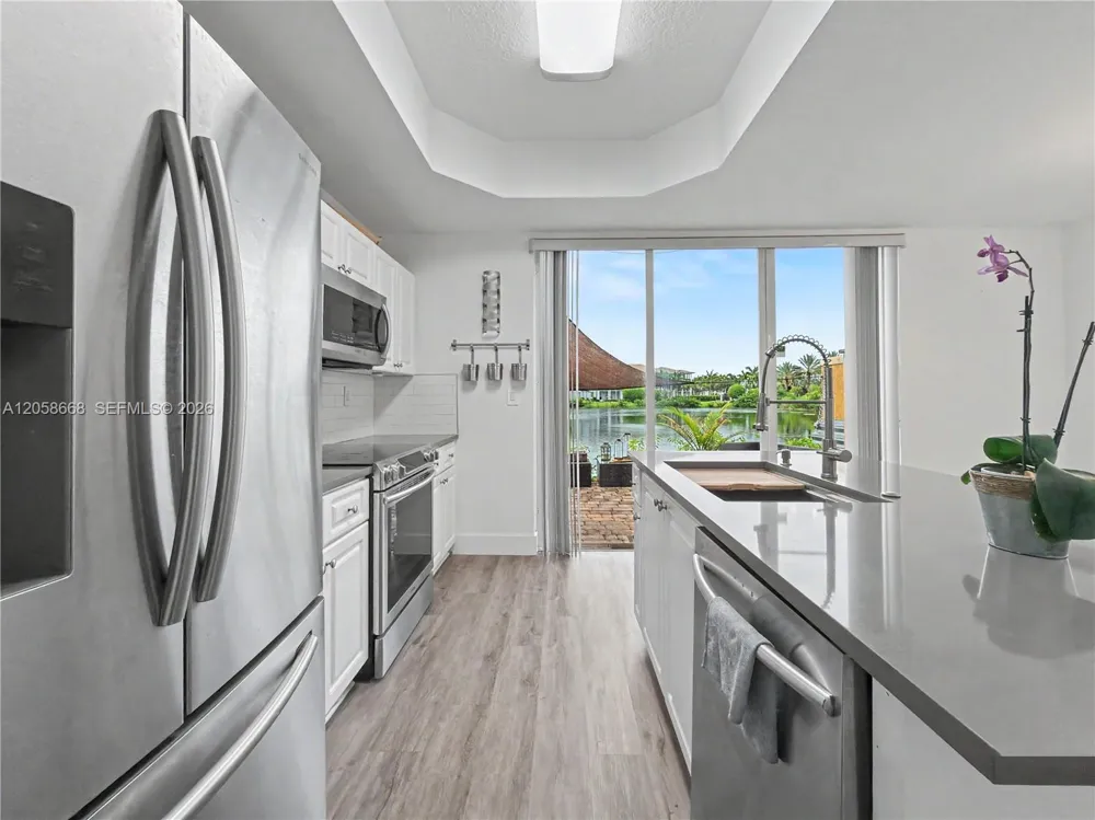 10573 SW 6th St #1206 Pembroke Pines, FL 33025