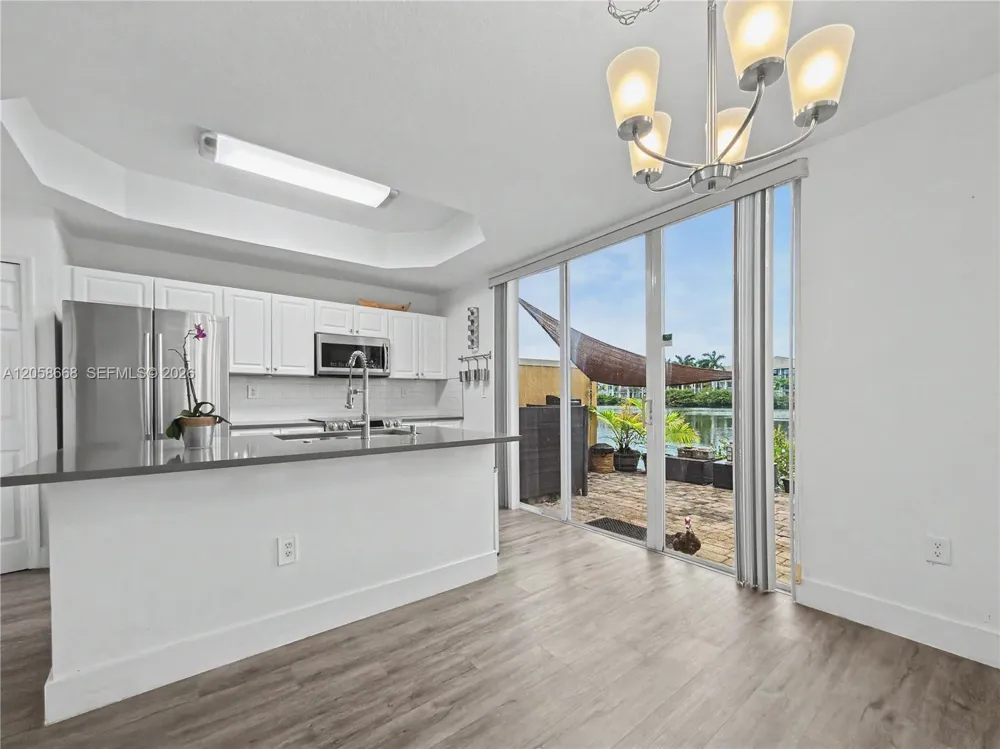 10573 SW 6th St #1206 Pembroke Pines, FL 33025