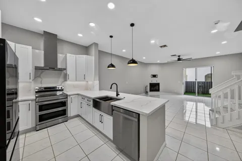 835 NE 17th Way
