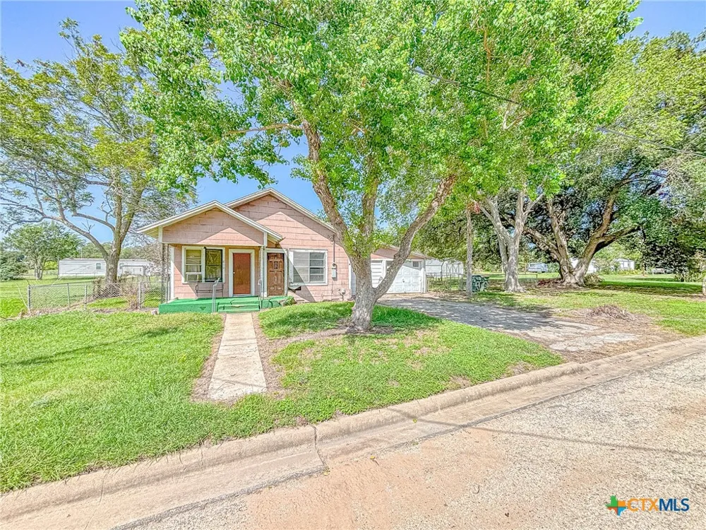 810 Avenue H Shiner, TX 77984