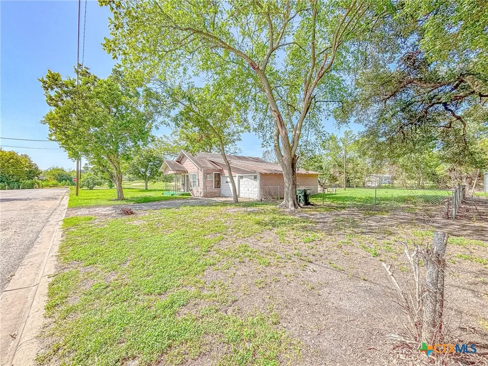 810 Avenue H Shiner, TX 77984