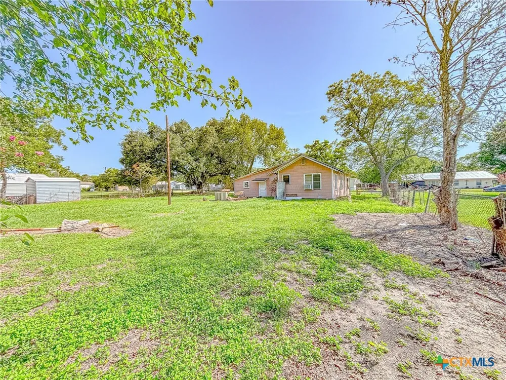 810 Avenue H Shiner, TX 77984