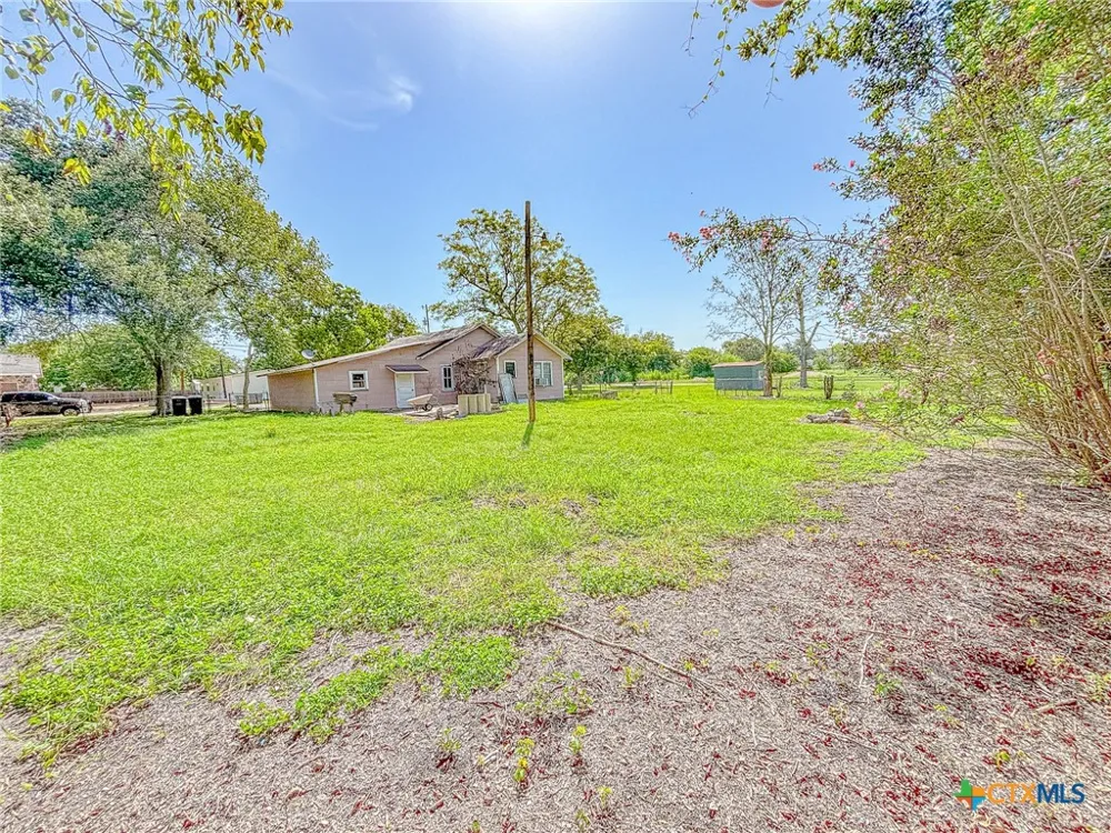 810 Avenue H Shiner, TX 77984
