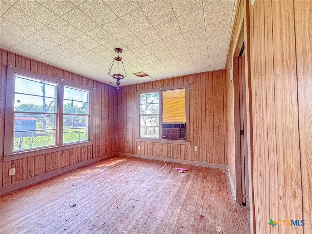 810 Avenue H Shiner, TX 77984