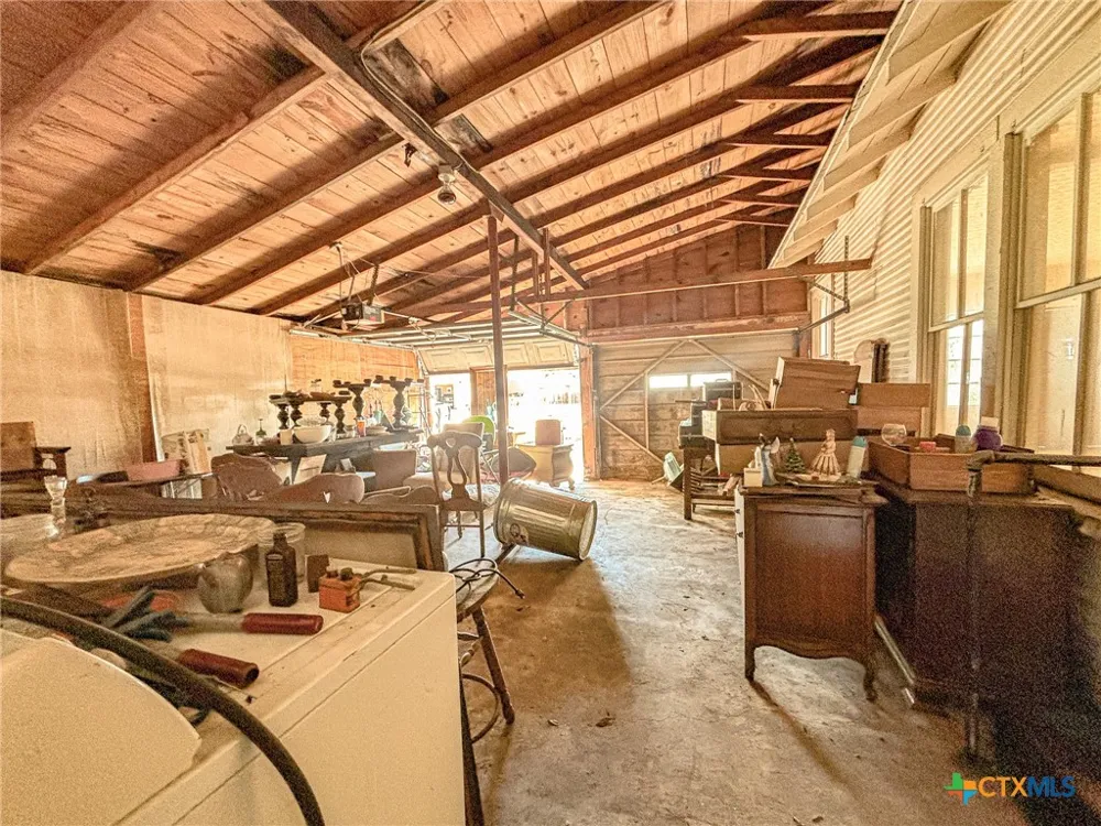 810 Avenue H Shiner, TX 77984