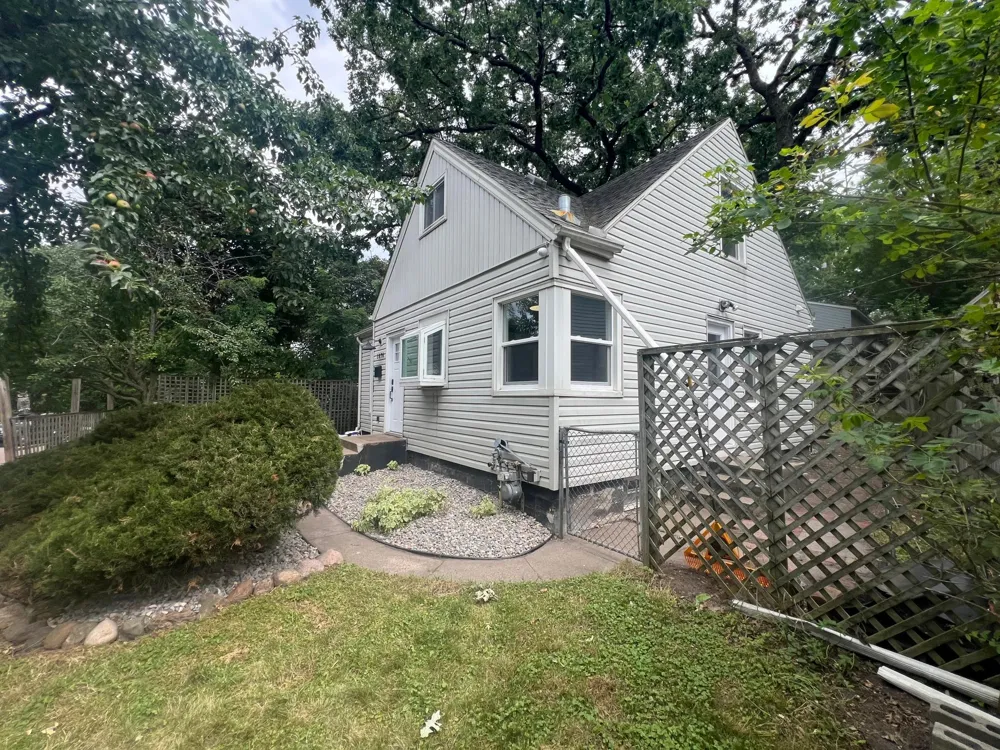 1876 Chelton Avenue W Saint Paul, MN 55104