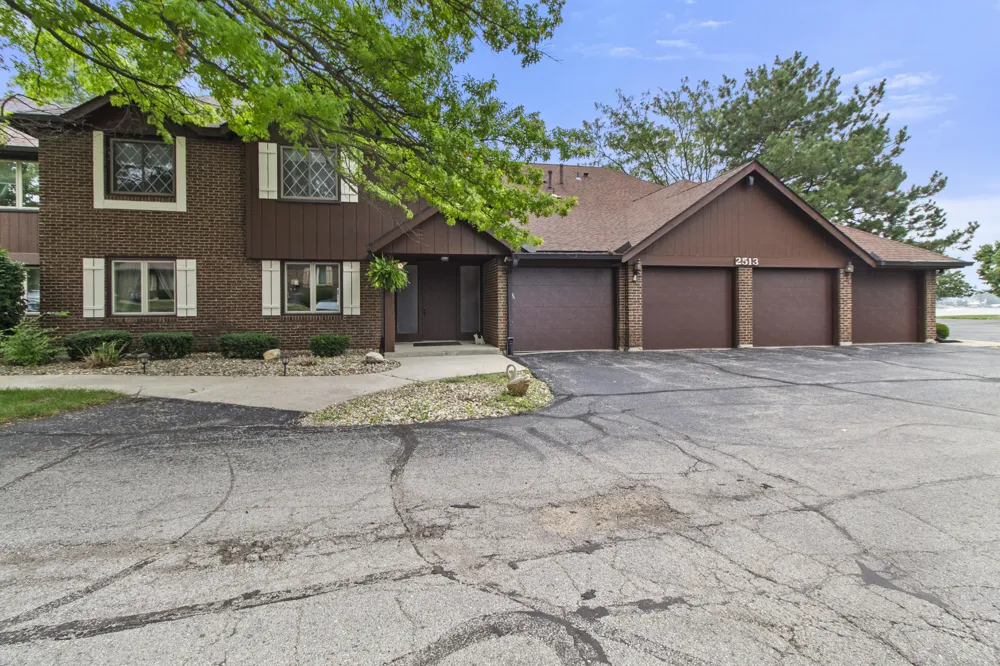 2513 E Lakeshore Drive Crown Point, IN 46307