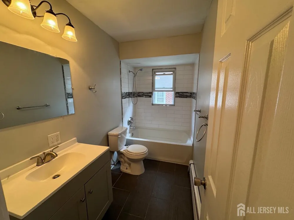 1038 Kingslalnd Lane Fort Lee, NJ 07024