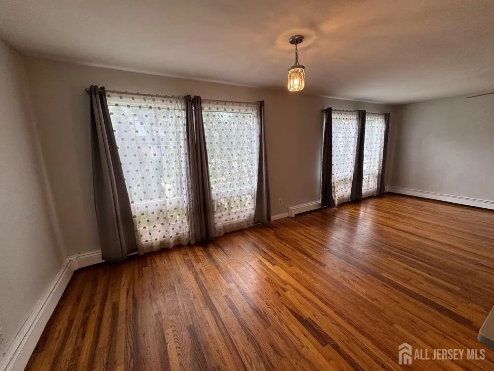1038 Kingslalnd Lane Fort Lee, NJ 07024