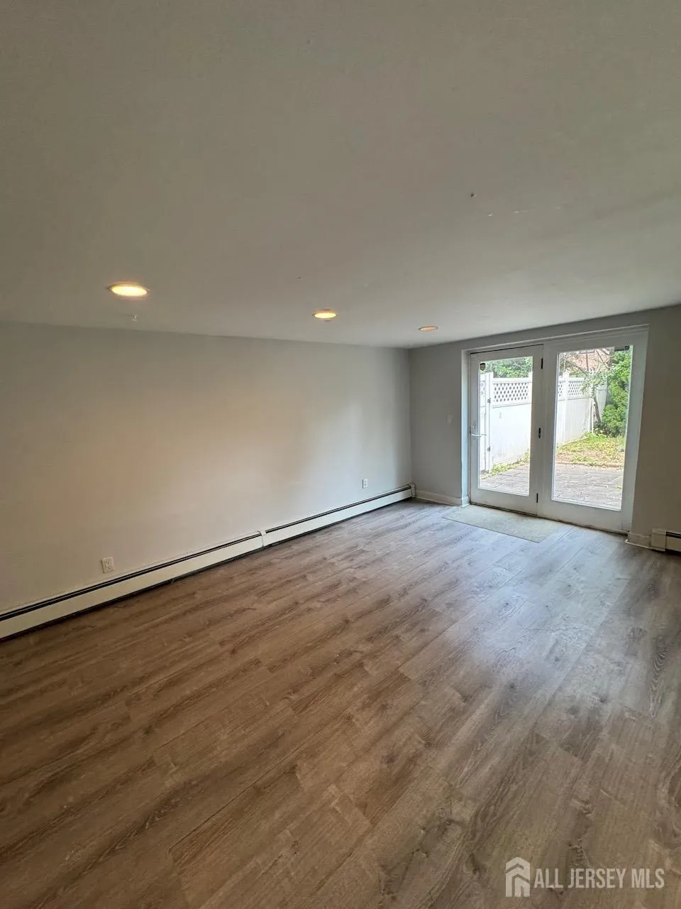 1038 Kingslalnd Lane Fort Lee, NJ 07024