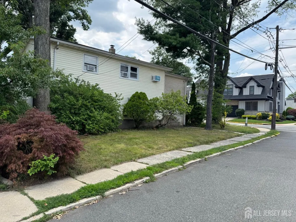 1038 Kingslalnd Lane Fort Lee, NJ 07024