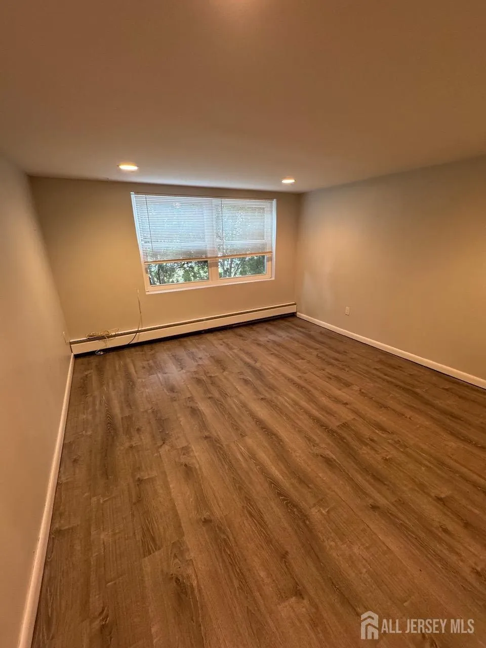 1038 Kingslalnd Lane Fort Lee, NJ 07024