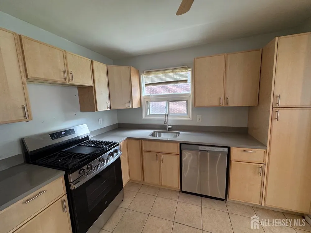 1038 Kingslalnd Lane Fort Lee, NJ 07024