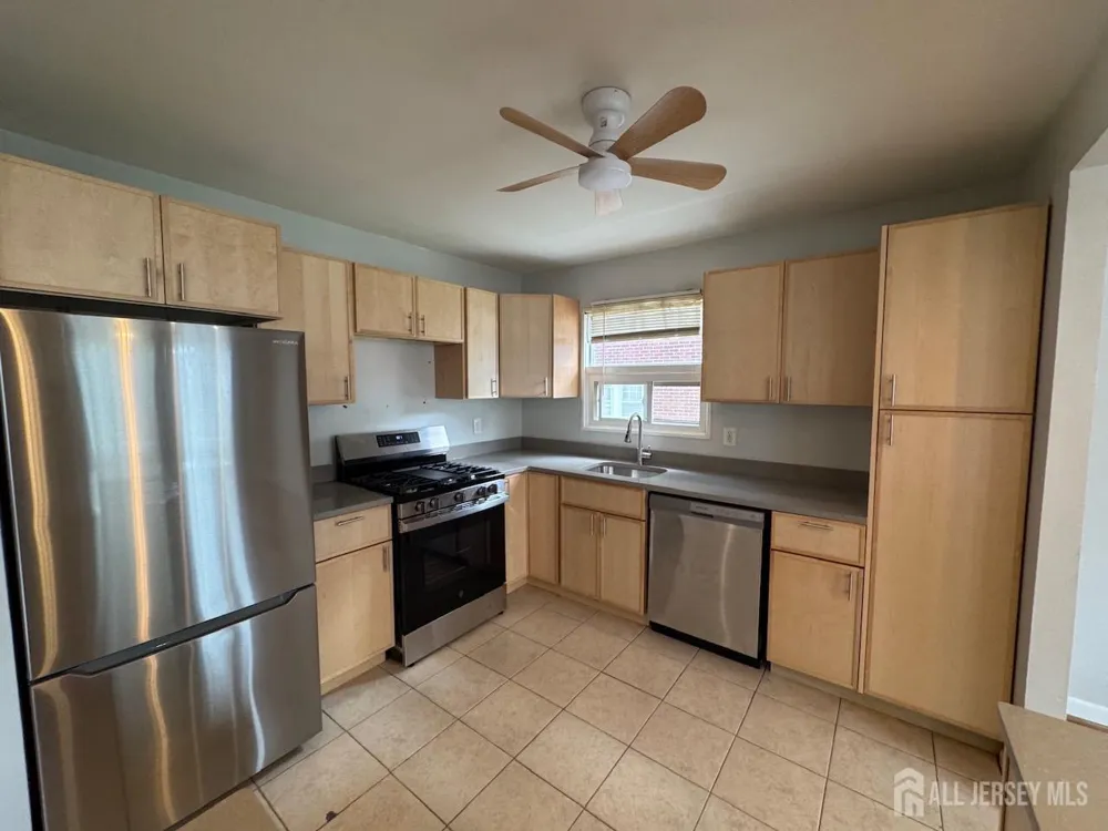 1038 Kingslalnd Lane Fort Lee, NJ 07024