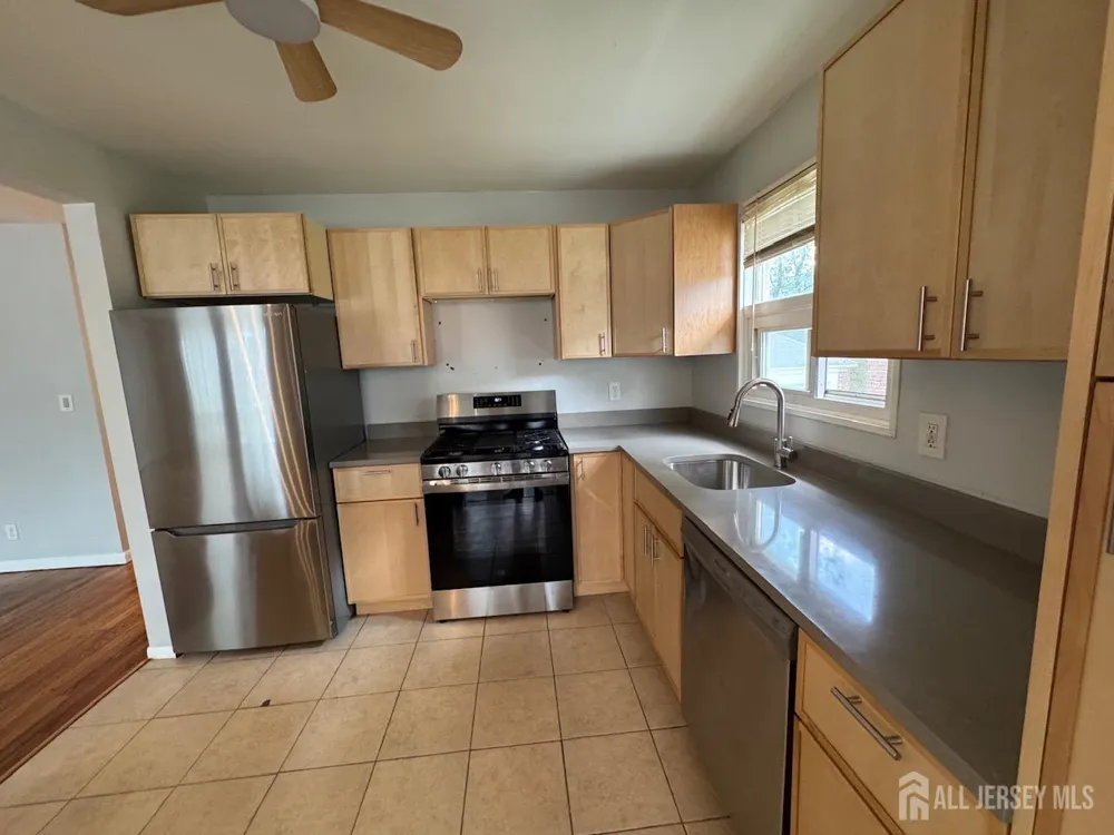 1038 Kingslalnd Lane Fort Lee, NJ 07024
