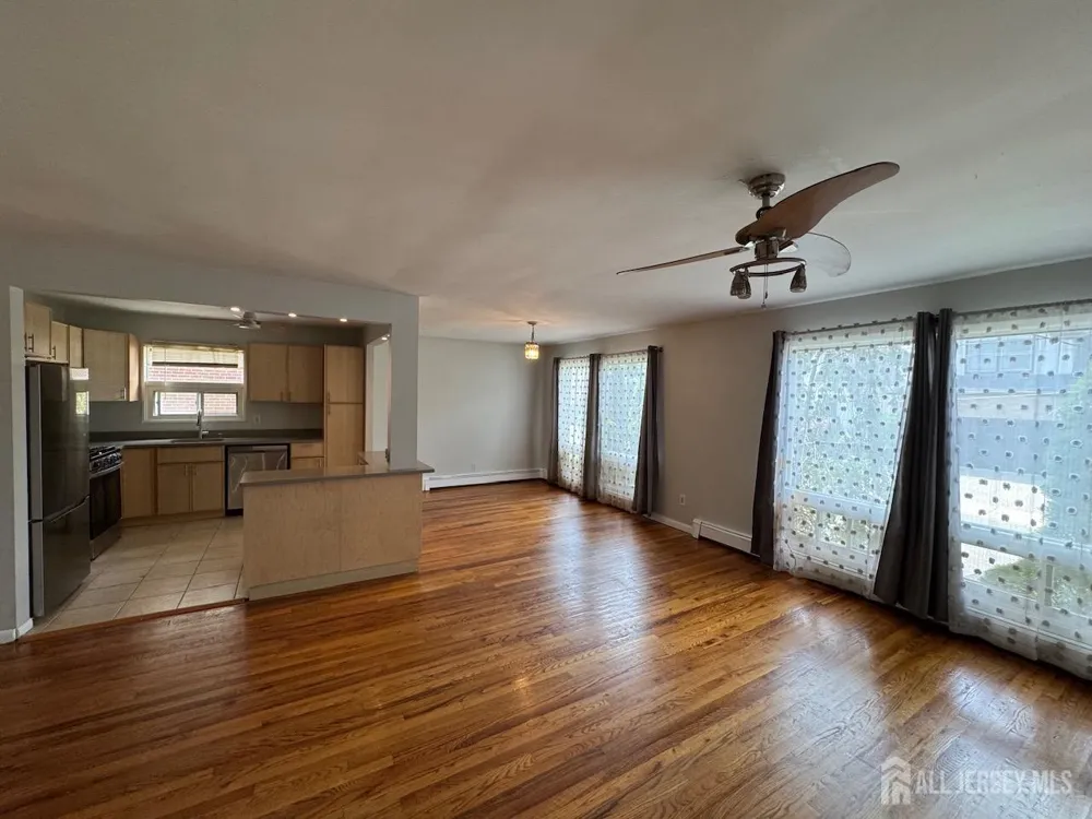 1038 Kingslalnd Lane Fort Lee, NJ 07024