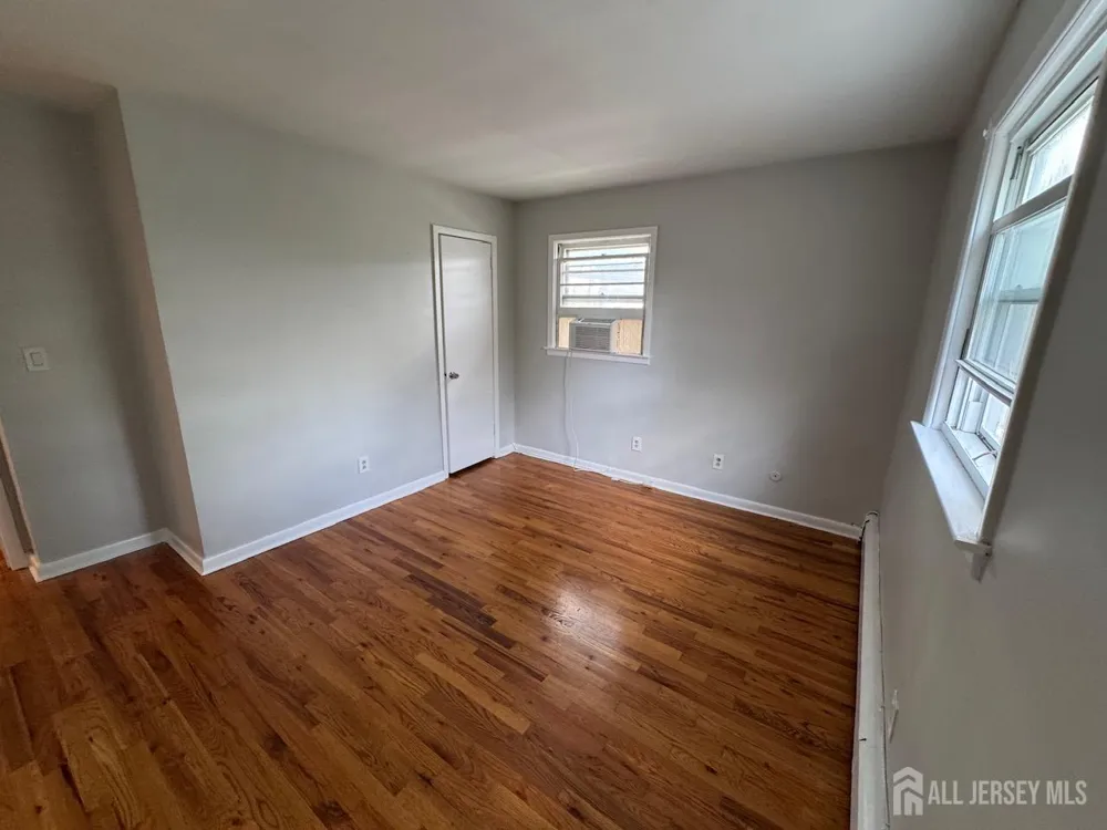 1038 Kingslalnd Lane Fort Lee, NJ 07024