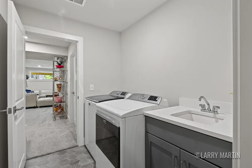 8787 Brayridge Drive Jenison, MI 49428