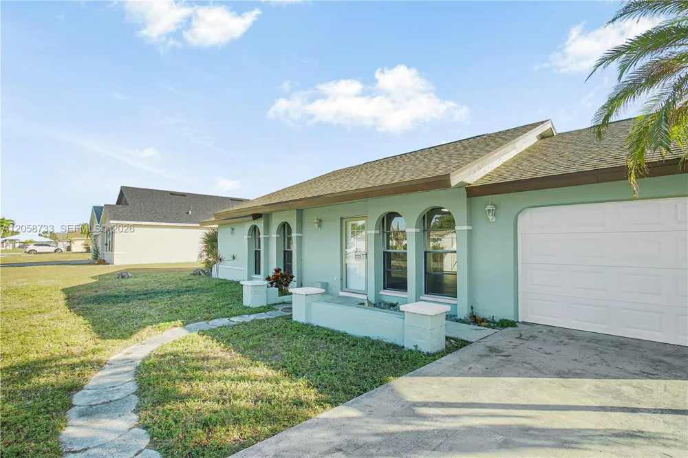 2935 SW 1st Pl Cape Coral, FL 33914