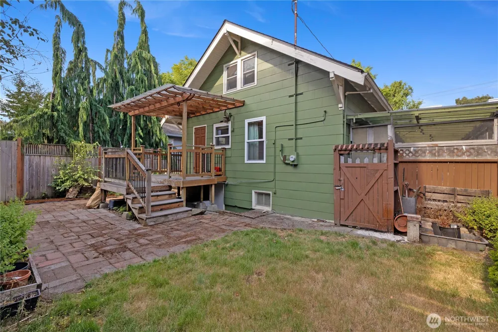 6412 17th Avenue NW Seattle, WA 98107