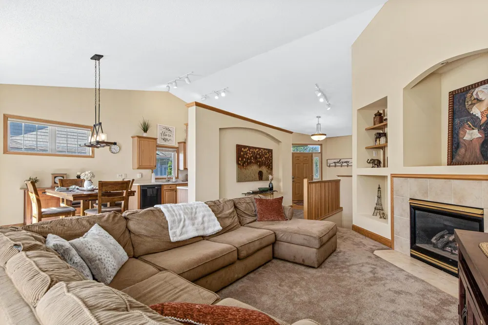 408 Holly Lane Oakdale, MN 55128