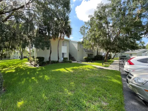586 BAHIA CIRCLE #B