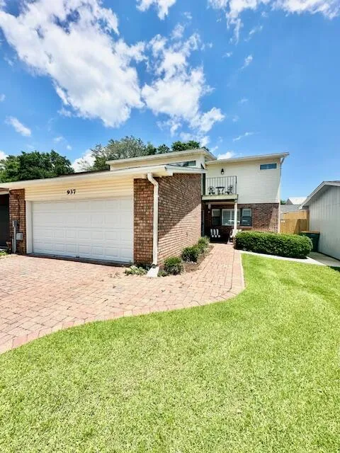 937 Holbrook Circle